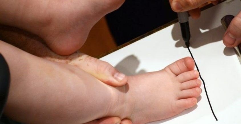 Đo chân cho bé đã biết đi như thế nào