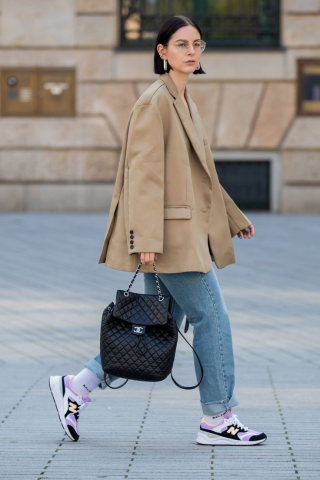 Blazer là gì? Mẹo hay khi bạn muốn mix match cùng áo blazer 12 Giày sneaker trong cách phối đồ với áo blazer